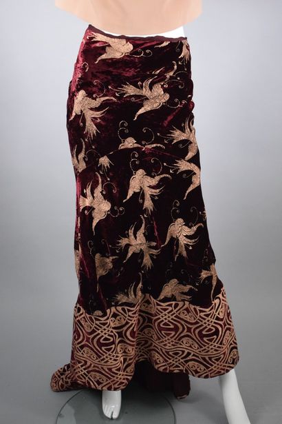 null 
ROBERTO CAVALLI









Impressive burgundy velvet skirt with bronze highlighting...
