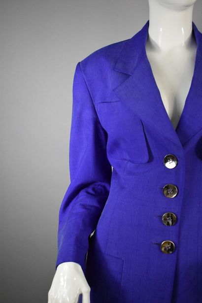 null GIANFRANCO FERRE



Blazer-like jacket in purple silk blend with Saharan-style...