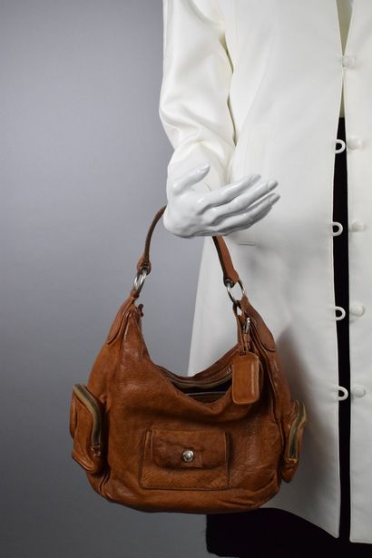 null PRADA 



Hand or shoulder bag in natural leather.

Large internal pocket, several...