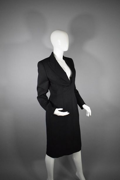 null BALMAIN



Black wool blend dress with tuxedo collar, fitted at the waist. 

Zip...