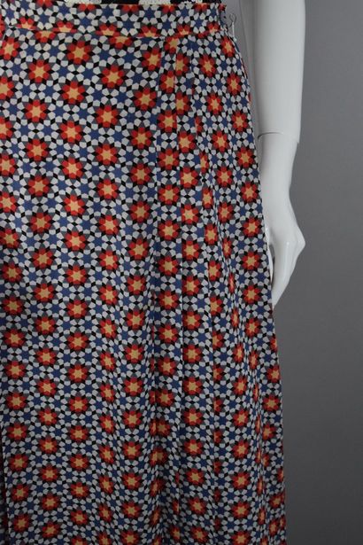 null NINA RICCI 



Silk skirt with floral geometric print, zipper closure and button...