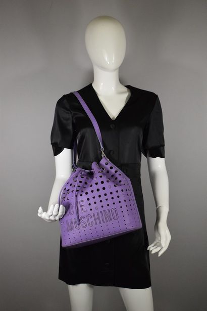 null LOVE MOSCHINO



Purple shoulder bag with geometric perforations and the brand...