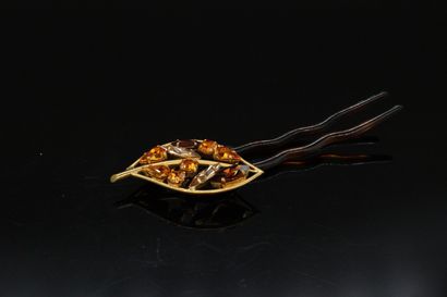 null DANIEL SWAROVSKI 



Hair jewel made of tortoise shell resin and silver plated...