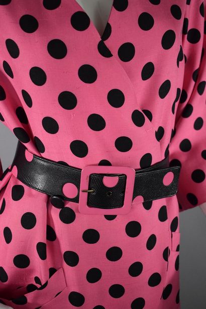 null HANAE MORI



Pink jacket/dress with black polka dots and slightly asymmetrical...