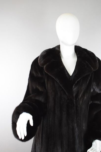 null REBECCA 



Black mink coat with blazer collar and eccentric wide sleeves. 



Size:...