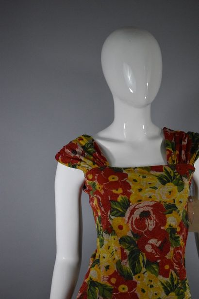 null UNGARO



Cotton blend floral dress, fitted at the waist and zipped on the side....