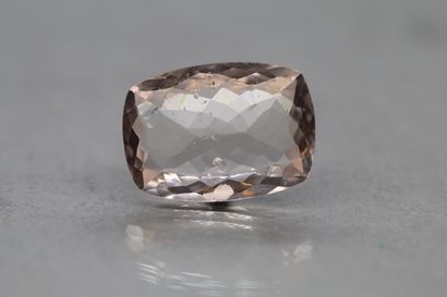 Morganite cushion on paper.

Weight : 17.40...