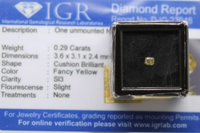 null Diamant "fancy yellow" coussin sous scellé.

Accompagné d'un certificat de l'IGR...
