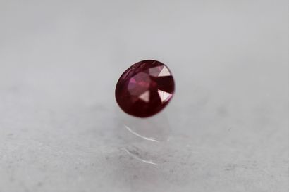 null Rubis coussin sur papier.

Poids : 0.21 ct.