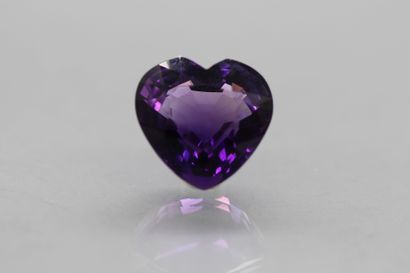 null Amethyst heart on paper.

Weight : 27.55 cts.