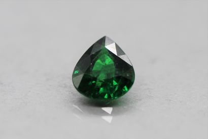 null Pear tsavorite garnet on paper.

Weight : 2.48 cts.