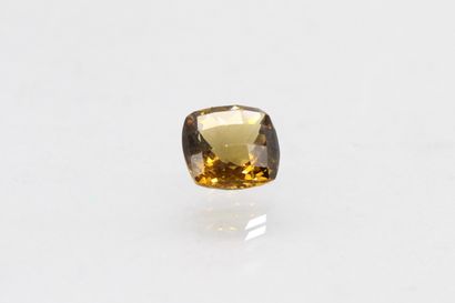 null Cushion yellow quartz on paper.

Weight : 3.03 cts.
