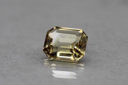 null Quartz radiant cut on paper.

Weight : 6.53 cts.