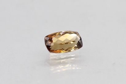 null Smoked topaz cushion on paper.

Weight : 6.39 cts.