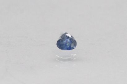 null Saphir bleu poire sur papier.

Poids : 0.69 ct.

Plan de décollement.