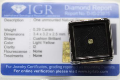 null Diamant "light yellow" coussin sous scellé.

Accompagné d'un certificat de l'IGR...