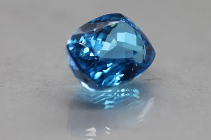 null Faceted cushion topaz on paper.

Weight : 57.25 cts.