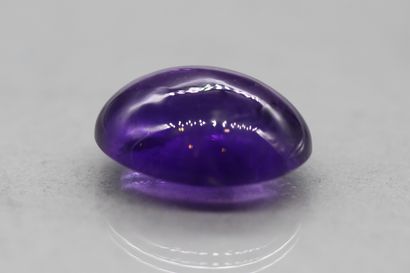 null Améthyste cabochon sur papier.

Poids : 37.95 cts.