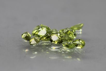 null Melée of peridots "apple green" on paper.

Weight : 7.01 cts.