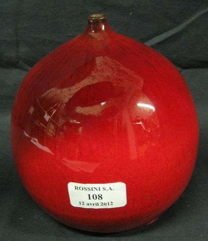 Anonyme Vase de forme ovoïde en céramique émaillé rouge. Haut.: 16 cm.
