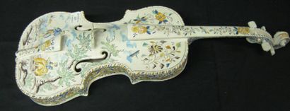 null Violon en faïence à décor polychrome dans le style de Moustiers de couples dans...