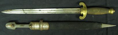 Deux dagues étrangères du XIXe siècle. L'une...