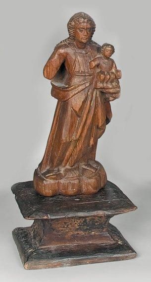 null Petite vierge à l'enfant en bois sculpté de la fin du XVIIe siècle. Elle tient...