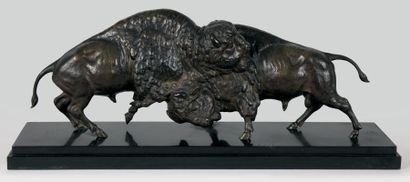 GUY E., XXe siècle Deux bisons Groupe en bronze à patine brun nuancé sur une terrasse...