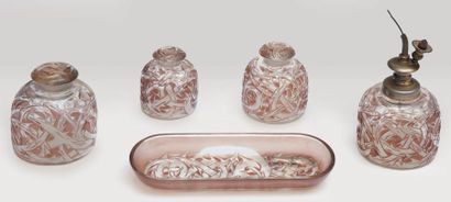 LALIQUE Trois flacons, un vaporisateur et une coupe à peigne de la garniture de toilette...