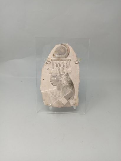 null Deux fragments de bas-relief figurant une déesse probablement Isis, un vautour...