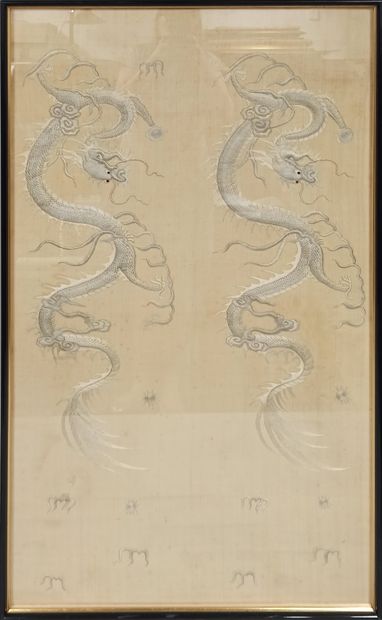 null VIETNAM - Vers 1900

Panneau rectangulaire en soie beige à décor brodé en relief...