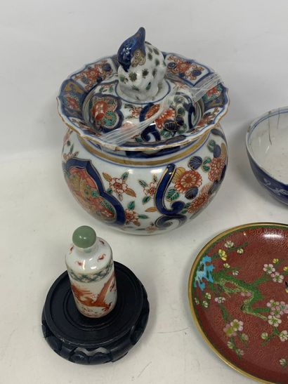 null Lot d'objets asiatiques comprenant:



- IMARI

Pot couvert en porcelaine à...