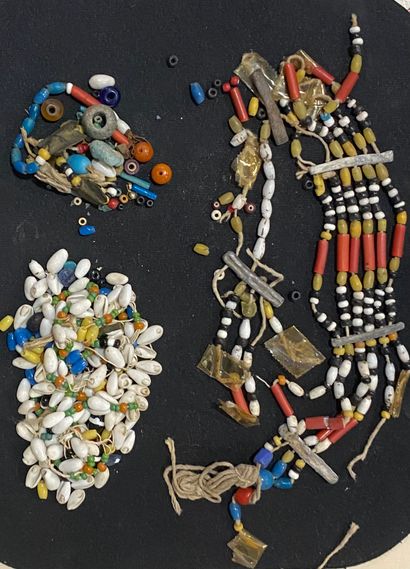 null Lot de partie de colliers egyptien, perles peintes et pâte de verre