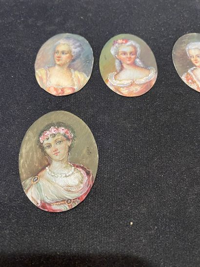 null Lot de quatre miniatures figurants des portraits de femmes