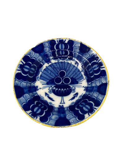 null DELFT Holland 

Two round hollow earthenware dishes in blue camaieu decorated...