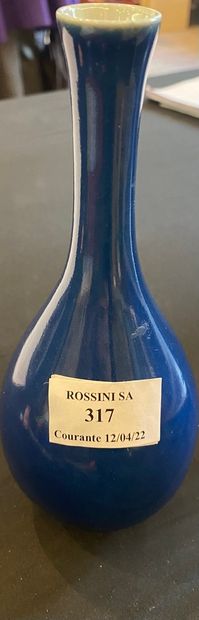 null CHINA - 19th century

Small bottle vase in blue enameled porcelain. 

H. 19...