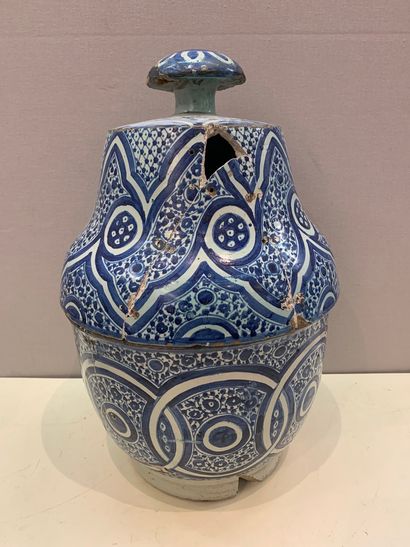 null 
Pot couvert en faïence à décor géomètrique bleu

Maroc, XIXe siècle

H.: 45...