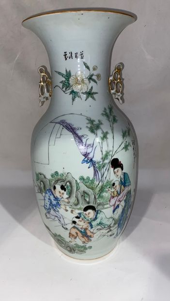 null Chinese porcelain vase decorated with characters

20th century

Height: 44 ...