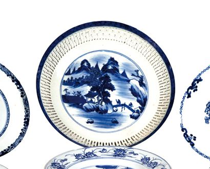 null CHINE, Fin XIXème siècle

Coupe en porcelaine décorée en bleu sous couverte...