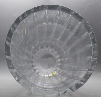 null BACCARAT

Tubular vase in cut crystal. Signed.

Height : 20 cm - Diameter :...