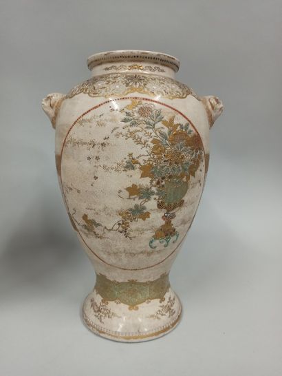 null JAPON, Fours de Satsuma - Début XXe siècle

Paire de vases balustres en faïence...