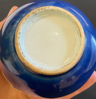 null CHINE - XIXe siècle

Petit vase bouteille en porcelaine émaillée bleue. 

H....