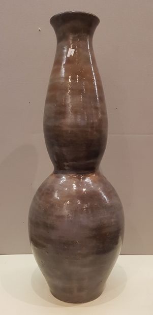 null Important vase décoratif à double gourdes en grès vernissé à glaçure grise.

Marque...