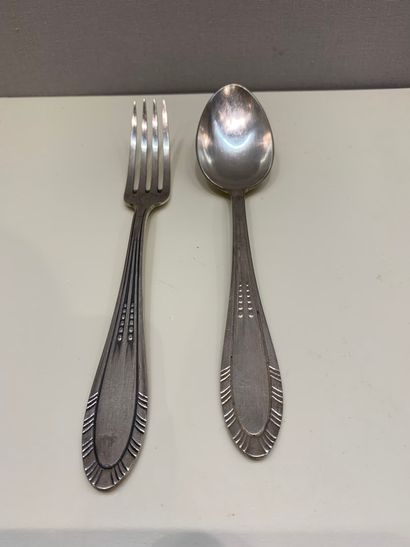 null 12 fourchettes et 12 cuillères en métal argenté