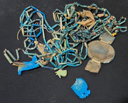 null Lot de partie de colliers egyptien, perles peintes et pâte de verre