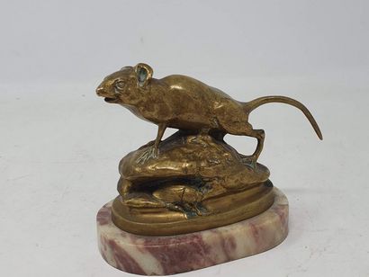null HINGRE Louis Théophile (1832-1911)

Petite souris 

Bronze à patine dorée sur...