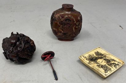 null JAPON

Lot composé d'une tabatière en métal peint à décor d'un dragon et d'un...