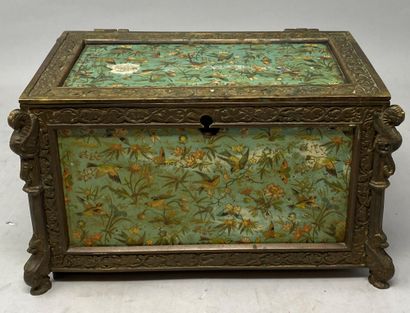 null Une boite en bronze à décor immitant le cloisonné, motif d'oiseaux et de fleurs

14...