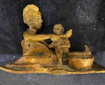 null Lot de trois bronzes figurant des scènes de maternité et de jeu, on y joint...