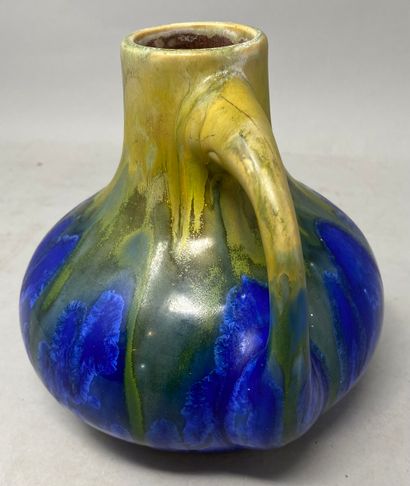null Vase en grès vernissé vert-jaune et bleu à deux anses, restaurations

Ht.: 16...
